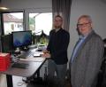 Bild: Konrad Rosner
Daniel Ulrich und sein Patenonkel Reinhard Ernstberger im Büro in Konnersreuth.