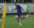 Bild: Marta Lavandier/AP/dpa
Training der Portugiesen in ihrem WM-Quartier in Palm Beach Garden. Auch Superstar Cristiano Ronaldo trägt das Armband zum Gedenken an seinen tödlich verunglückten Teamkollegen Diogo Jota am rechten Unterarm.