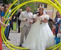 Bild: Claudia Böhm
Durch ein langes Ehrenspalier schritten Johanna und Markus Böhm nach ihrer Trauung.