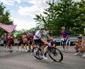 Bild: Gian Ehrenzeller/KEYSTONE/dpa
Superstar Tadej Pogacar feierte einen erfolgreichen Start bei der Tour de Suisse.