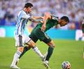 Bild: Tom Weller/dpa
Umstrittene Szene: Lionel Messi foult seinen Gegenspieler.