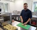 Bild: Karl Ziegler
Der gelernte Koch Matthias Rupprecht bereitet sich auf die nächste Feier vor. Er hat das Catering-Unternehmen "Bahnis Schmankerl" gegründet.