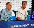 Bild: Tony Gutierrez/AP/dpa
Thomas Tuchel (l) und Harry Kane sprechen vor Englands WM-Start gegen Kroatien.