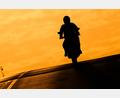 Bild: Julian Stratenschulte/dpa
Ein verurteilter Mörder ist bei einem begleiteten Freigang mit einem Motorrad geflohen. (Symbolbild)
