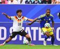 Bild: Tom Weller/dpa
Senkrechtsstarter aus der Oberpfalz: Nathaniel Brown (links) im WM-Spiel gegen Curaçao.