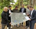 Bild: Hannes Huttinger 
Präsentieren am Ausgang des künftigen Flowtrails zur Bleaml Alm den Streckenplan zu Los 2 (von links): Urban Niedermayr (Firma Allegra), die Bürgermeister Sebastian Zwenzner (Warmensteinach), Sebastian Voit (Fichtelberg) und Michael Schreier (Bischofsgrün) sowie Zweckverbandsgeschäftsführer Markus Döhla und Landrat Florian Wiedemann.