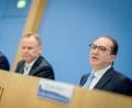 Bild: Kay Nietfeld/dpa
Vorsitzender der Innenministerkonferenz von Bund und Ländern ist aktuell Hamburgs Innensenator, Andy Grote (M). (Archivbild)