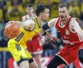 Bild: Andreas Gora/dpa
Alba-Spielmacher Martin Hermannsson im Duell mit Bayern-Scharfschütze Andreas Obst.