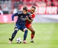 Bild: Harry Langer/dpa
Lyons Afonso Moreira im Zweikampf mit Bayern Münchens Sascha Boey in einem Testspiel im vergangenen August.