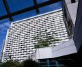 Bild: Sven Hoppe/dpa
Die Fassade des 1969 fertig gestellten Arabellahauses wird ab 2030 komplett erneuert. Eine 200 Meter lange Außenrolltreppe soll Besucher künftig auf die Dachterrasse befördern.