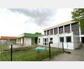 Bild: Claudia Völkl
Nicht schön, aber zweckmäßig: Der Container für die altersgemischte Gruppe des Kindergartens "Moritz" in Schmidgaden. Soll er verkleidet werden? 20.000 Euro will der Gemeinderat dafür aber nicht in die Hand nehmen. Ein kostengünstigerer Vorschlag ist gefragt.