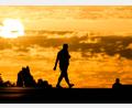 Bild: Julian Stratenschulte/dpa
Durch den Klimawandel werden Hitzetage häufiger und intensiver.