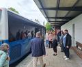 Bild: Magdalena Becher
Bei der Jungfernfahrt der neuen grenzüberschreitenden Buslinie am ZOB in Tirschenreuth war auch der stellvertretende Landrat des Landkreises Tirschenreuth, Matthias Grundler (rechts vorne), dabei.
