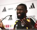Bild: Christian Charisius/dpa
Antonio Rüdiger spricht sich für Gelassenheit im Umgang mit dem Gebet von Kollege Felix Nmecha aus.