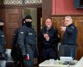 Archivbild: Stephan Huber
Polizeibeamte in Sturmhauben sicherten zum Prozessauftakt im Februar den Sitzungssaal im Landgericht Amberg. Ende Juni wird das Urteil gegen fünf Männer erwartet, die unter anderem mit über 20 Kilo Crystal gehandelt haben sollen.