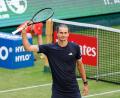 Bild: Friso Gentsch/dpa
Ist beim Rasenturnier in Halle mit Mühe ins Achtelfinale eingezogen: Alexander Zverev.