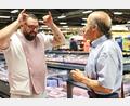 Bild: Daniel Löb/dpa
Metzger Yevgeniy Klibanov zeigt die Gebärde für „Rind“.