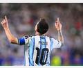 Bild: Tom Weller/dpa
Lionel Messi trumpft wie ein Fußball-Gott auf.