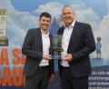 Bild: exb/VR Bank Mittlere Oberpfalz eG
Ausgezeichnete Beratung hat ein Gesicht: Unser Baufinanzierungsexperte Jonas Bayerl gemeinsam mit Vorstand Privatkunden Stefan Schiller bei der Übergabe des Awards.