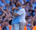 Bild: Alastair Grant/AP/dpa
Pep Guardiola verabschiedete sich bereits im Mai von Silva (Archivbild)