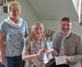 Bild: Renate Bauer-Zölch
Irmgard Bäuml (Mitte) feierte vor Kurzem ihren 85. Geburtstag. Zu den Gratulanten zählten auch ihr Patenkind Martina Carda sowie Zweiter Bürgermeister Adalbert Zölch.
