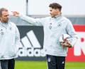 Bild: Tom Weller/dpa
Der ehemalige Assistenztrainer von Ex-Bundestrainer Hansi Flick, Danny Röhl (r), geht nun nach Salzburg. (Archivbild)
