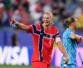 Bild: Charles Krupa/AP/dpa
Traf bei seinem WM-Debüt doppelt: Erling Haaland.