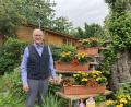 Bild: Stefanie Swann
Heinz Donhauser feiert seinen 75. Geburtstag mit seiner Familie in Raigering. Den Garten herzurichten, wie hier die Blumentreppe, ist sein Hobby.