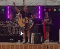 Bild: Johann Adam
Mit Stimmungsmusik, Party- und Charthits unterhält „Heimatfieber“ das Publikum beim Rathausfest in Altenstadt/WN.