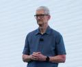 Bild: Jeff Chiu/AP/dpa
Apple-Chef Tim Cook zufolge kann der iPhone-Konzern Kunden nicht mehr wie bisher Kunden von Preiserhöhungen bei Bauteilen abschirmen. (Archivbild)