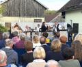 Bild: fvo
Hans-Peter Reil (rechts stehend) und seine Tochter Hannah Griesbach sind das perfekte Gesangsduo beim Landkultur-Waldthurn-Blechg`misch-Konzert in Oberbernrieth.