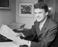 Bild: Nesvadba Frantiek/CTK/dpa
Die Urne mit der Asche des tschechisch-französischen Schriftstellers Milan Kundera ist beigesetzt worden. (Archivbild)