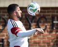 Bild: Christian Charisius/dpa
30 Grad, Langarm-Shirt: Deniz Undav meidet möglichst die Sonne.