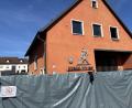 Bild: sbö
Die Brandschäden am Gerätehaus der Feuerwehr Iffelsdorf verbergen sich hinter dem Zaun mit Sichtschutz. In wenigen Tagen steigt das Gründungsfest auf dem Gelände gegenüber.