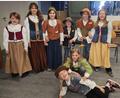 Bild: OVIGO, Florian Wein
Im OVIGO-Theaterstück "Robin Hood" spielen viele Kinder mit.