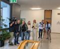 Bild: wüw
Mehr als üblich , aber auch nicht endlos viele Journalisten warten auf den Auftakt zum Prozess um den Müllskandal. Rechts stehen die beiden Berichterstatter aus Tschechien.
