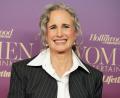 Bild: Jordan Strauss/Invision/AP/dpa
Hollywood-Schauspielerin Andie MacDowell genießt nach eigenen Angaben eine gewisse Rollenumkehr mit ihren nun erwachsenen Kindern. (Archivbild)