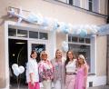 Bild: Franziska Farr
Hannah Vogl (Mitte) bei der offiziellen Eröffnung des neuen Domizils von Unique Travel inmitten ihres Teams mit Franziska Farr, Silvia Schoberth (von links), Lena Deichler und Jacqueline Ullmann (von rechts).