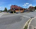 Bild: Andreas Ascherl  
Der Langangerweg am Wagrain in Amberg (rechts). Er soll bis zur Hammermeisterstraße eine Fahrradstraße werden. Doch wie biegen umgekehrt die Radler künftig auf den Geh- und Radweg entlang der Bayreuther Straße ein?