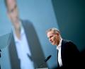Bild: Britta Pedersen/dpa
Konzernchef Oliver Blume hatte seine Aktionäre zuletzt 2023 in Präsenz empfangen. (Archivbild)