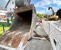 Bild: Gabi Schönberger
Die Roschauer Straße im Stadtteil Ullersricht ist seit Mai für den Durchgangsverkehr gesperrt. Die Stadtwerke Weiden erneuern hier die Kanal-, Gas- und Wasserleitungen auf einer Länge von 500 Metern. Das wird dauern und von den Anwohnern viel Geduld abverlangen.