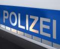 Bild: Daniel Vogl/dpa
Die Polizei hindert den Mann gewaltsam vor der Flucht zu Fuß. (Symbolbild)