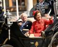 Bild: Henrik Montgomery/TT News Agency/AP/dpa
Was wäre ein royales Ereignis ohne Kutschfahrt? Auch zur Goldhochzeit zuckelte das schwedische Königspaar durch Stockholm. (Archivbild)
