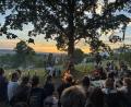 Bild: mcl
Das Knistern des Lagerfeuers, das Rascheln der Blätter und die Abendstimmung machten die Streuobstwiese in Schirmitz zur besonderen Kulisse für das spontane Pop-up-Konzert.