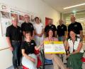 Bild: Friedrich Peterhans, KNO
Die Mitarbeiterinnen des Bunten Kreises Nordoberpfalz und Kinderarzt Dr. Willem-Jakob Gallert (stehend, Dritter von links) freuen sich über eine 5000-Euro-Spende des Lionsclubs Neustadt/WN Lobkowitz. Sie wurde überreicht von (stehend, von links) Jürgen Schnappauf (Schatzmeister Lions-Hilfswerk), Klaus Berberich (Präsident Lions-Hilfswerk), Lions-Präsident Sebastian Denzler und den Lions-Vorständen Peter Fleischmann und Christian Kick.