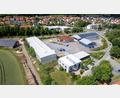 Bild: Roland Wellenhöfer
Die Drohnenaufnahme zeigt das Firmengelände der Firma Pöllath am Kreinzlweg in Erbendorf. Im Vordergrund befinden sich das Verwaltungs- und Ausstellungsgebäude, dahinter die Lagerhallen, Garagenflächen sowie die neue Werkstatt. Von dort aus werden jährlich rund 9.000 Baustelleneinsätze koordiniert.