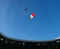 Bild: Eduardo Verdugo/AP/dpa
Über dem Stadion fliegt ein Hubschrauber.