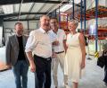 Bild: Petra Hartl
Der bayerische Wirtschaftsminister fühlt sich sichtlich wohl bei der Metz Group in Theuern bei der Einweihung der neuen Logistik-Halle. Von links FW-Landtagsabgeordneter Bernhard Heinisch, Hubert Aiwanger, Josef und Birgit Metz