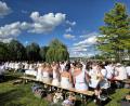 Bild: Ulla Britta Baumer
Vor der malerischen Kulisse der Fischhofbrücke feierten mehr als 450 Gäste die Premiere des „Dîner en blanc“ im Tirschenreuther Fischhofpark. Nach dem großen Zuspruch soll die Veranstaltung im kommenden Jahr eine Neuauflage erfahren.