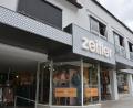 Bild: Josef Rosner
Seit 1963 ist das Modehaus Zeitler am Unteren Markt in Mitterteich untergebracht, so präsentiert sich das Haus aktuell im Jubiläumsjahr.